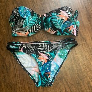 Venus Bikini -bottoms size 4 - top size C cup